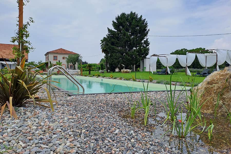 Biopiscina SabGreen e area filtrante con piante acquatiche, progettata per un uso sostenibile.